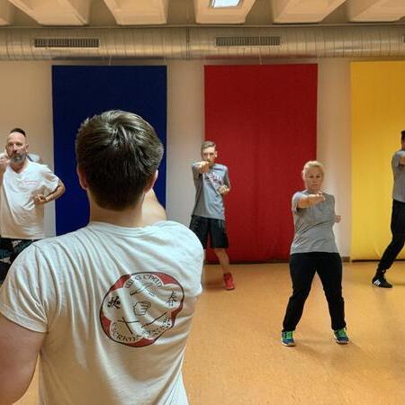 Basistechniken von einer Gruppe von Männern und einer Frau