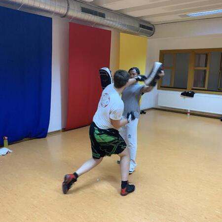 Schlagkissentraining von zwei Personen