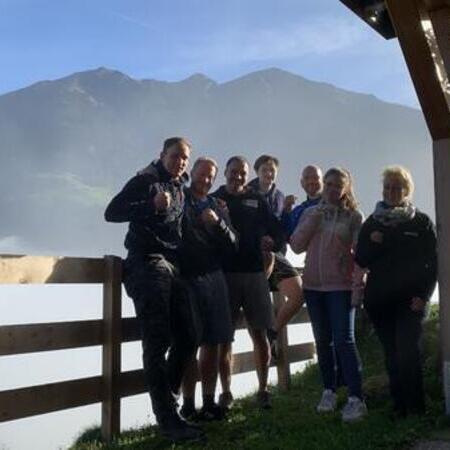 TKV Hüttentraining - Gemeinschaftsbild vor einem Berg